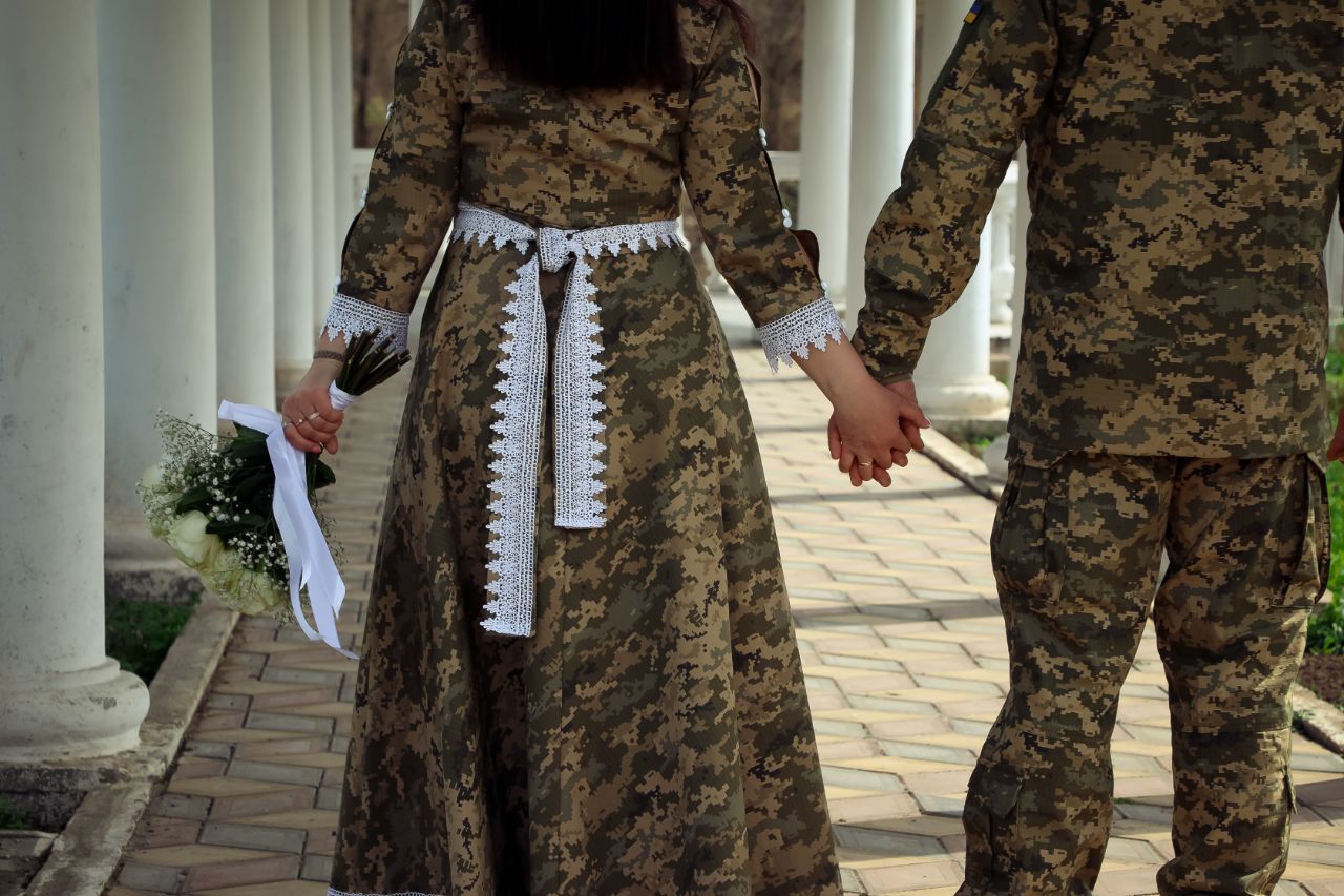Новини Вінниці - фото з «Чекала 24 роки». На розпис пошила сукню у пікселі з білим мереживом