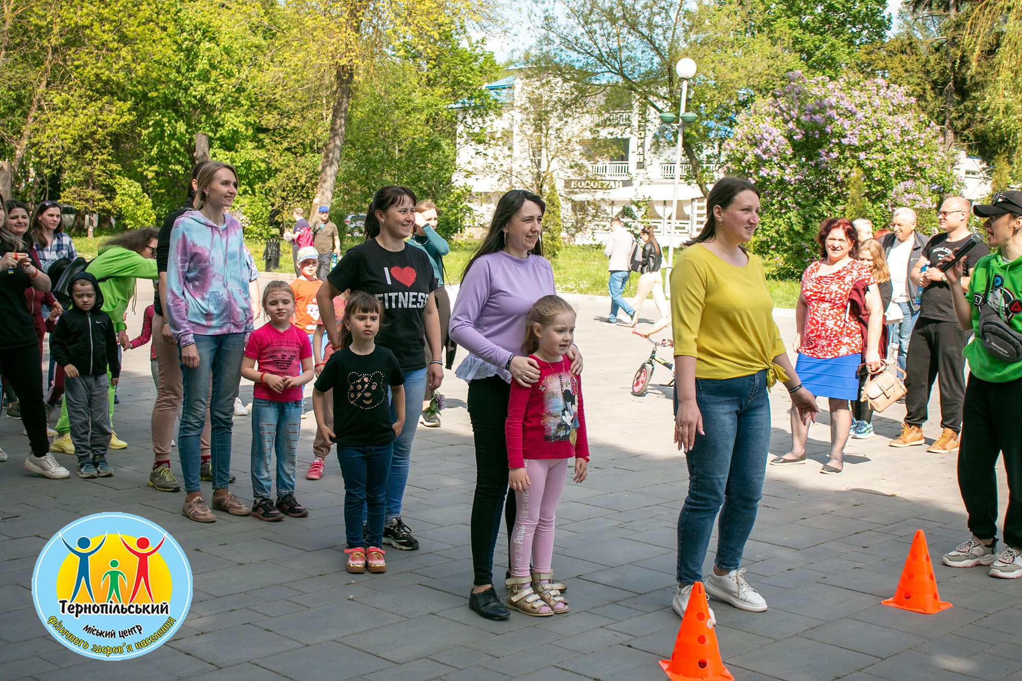 Новини Тернополя - фото з Матусі з дітьми розважались у парку «Сопільче»