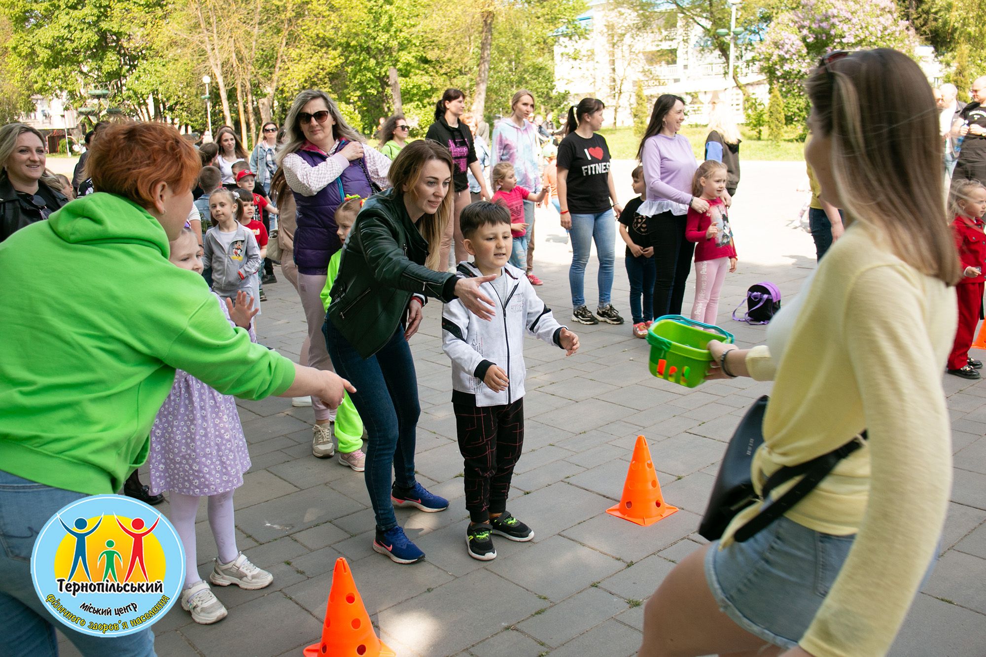 Новини Тернополя - фото з Матусі з дітьми розважались у парку «Сопільче»