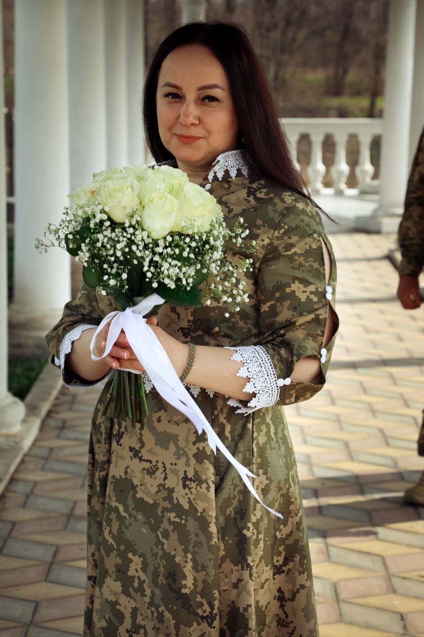 Новини Вінниці - фото з «Чекала 24 роки». На розпис пошила сукню у пікселі з білим мереживом