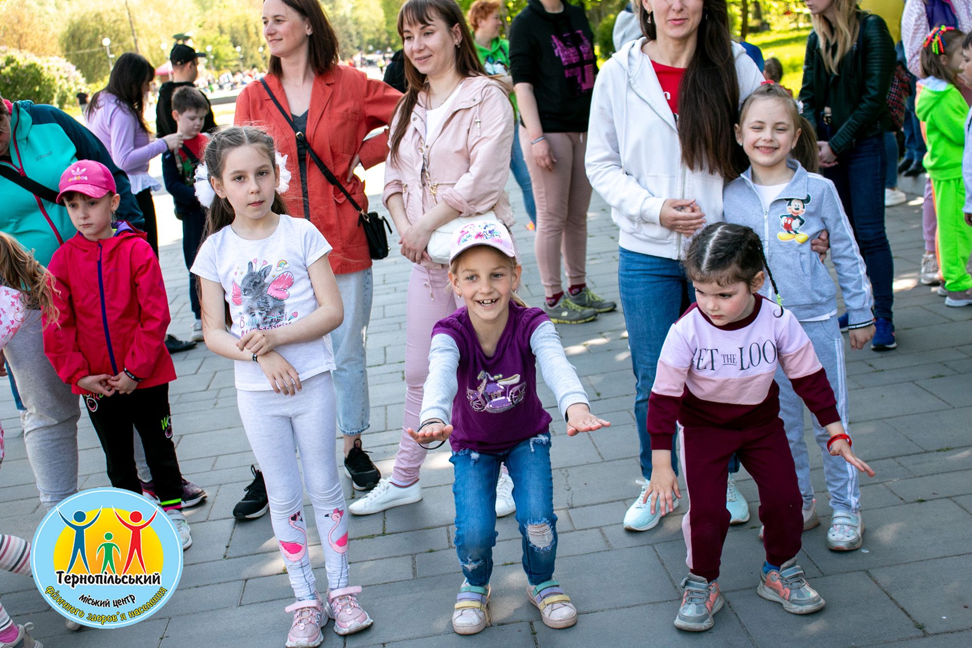 Новини Тернополя - фото з Матусі з дітьми розважались у парку «Сопільче»