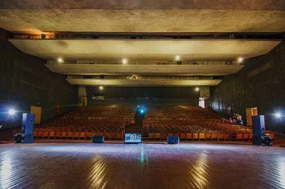 Новини Вінниці - фото з Демонтували чи вкрали? Про сходи, яких більше немає перед колишнім кінозалом «росія»