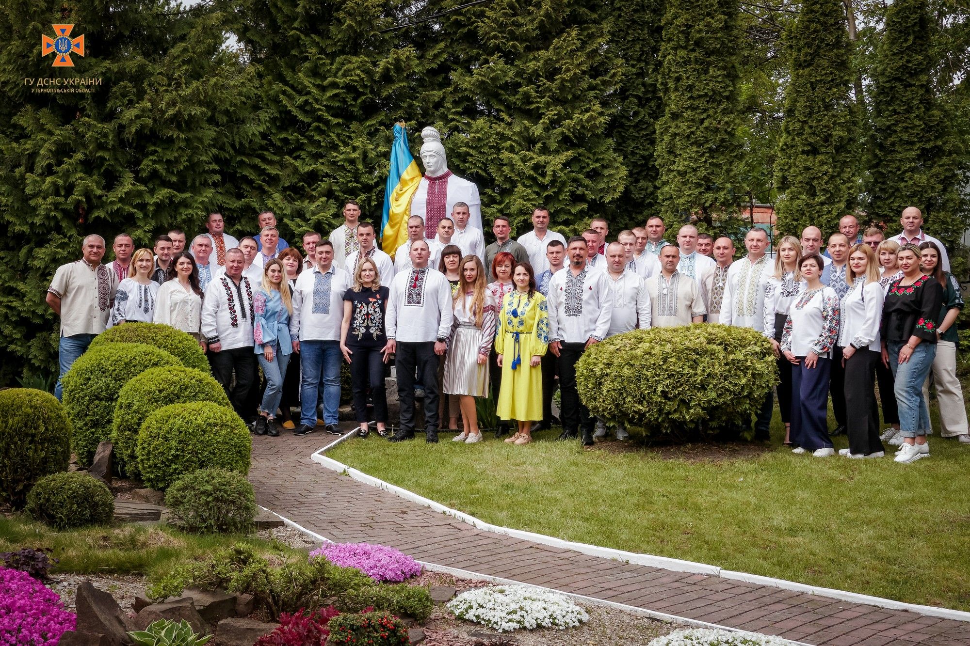 Новини Тернополя - фото з Тернопільські рятувальники одягнули у вишиванку пам'ятник
