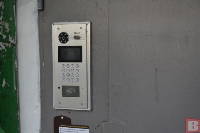 Новини Хмельницького - фото з “Ламають домофон, щоб потрапити в під’їзд”. Жителі Зарічанської скаржаться на “наркоточку”