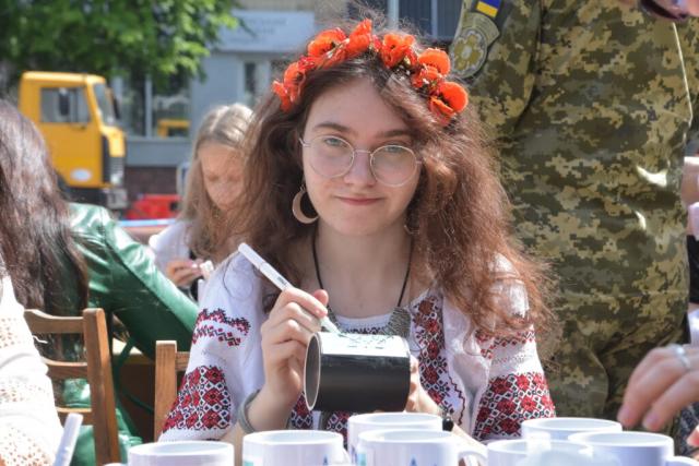 Новини Житомира - фото з Житомиряни долучилися до акції з розпису чашок для військових «Намалюй – подаруй»
