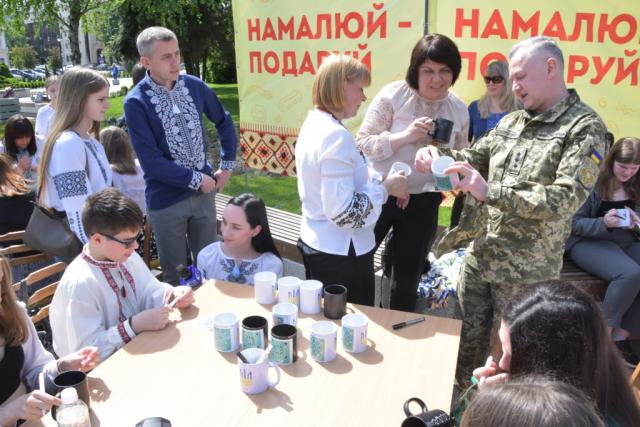 Новини Житомира - фото з Житомиряни долучилися до акції з розпису чашок для військових «Намалюй – подаруй»
