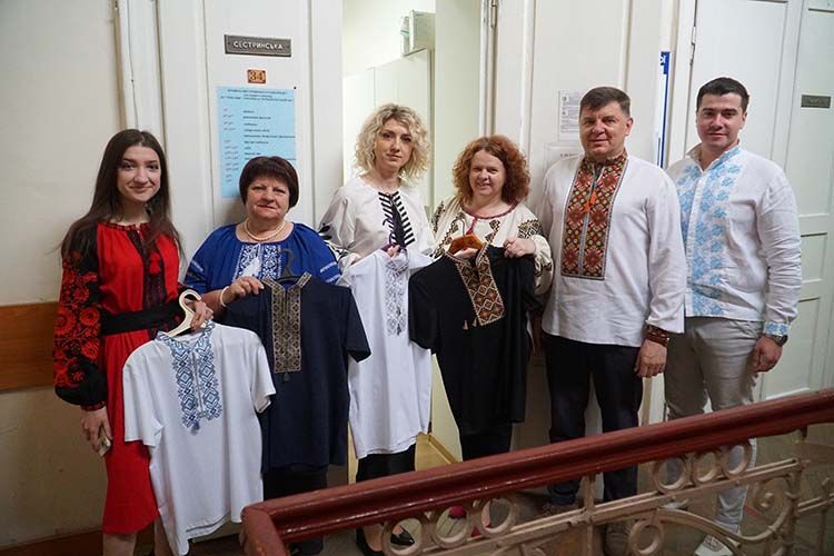 Новини Тернополя - фото з На Тернопільщині медики МВС подарували захисникам символ нескореності