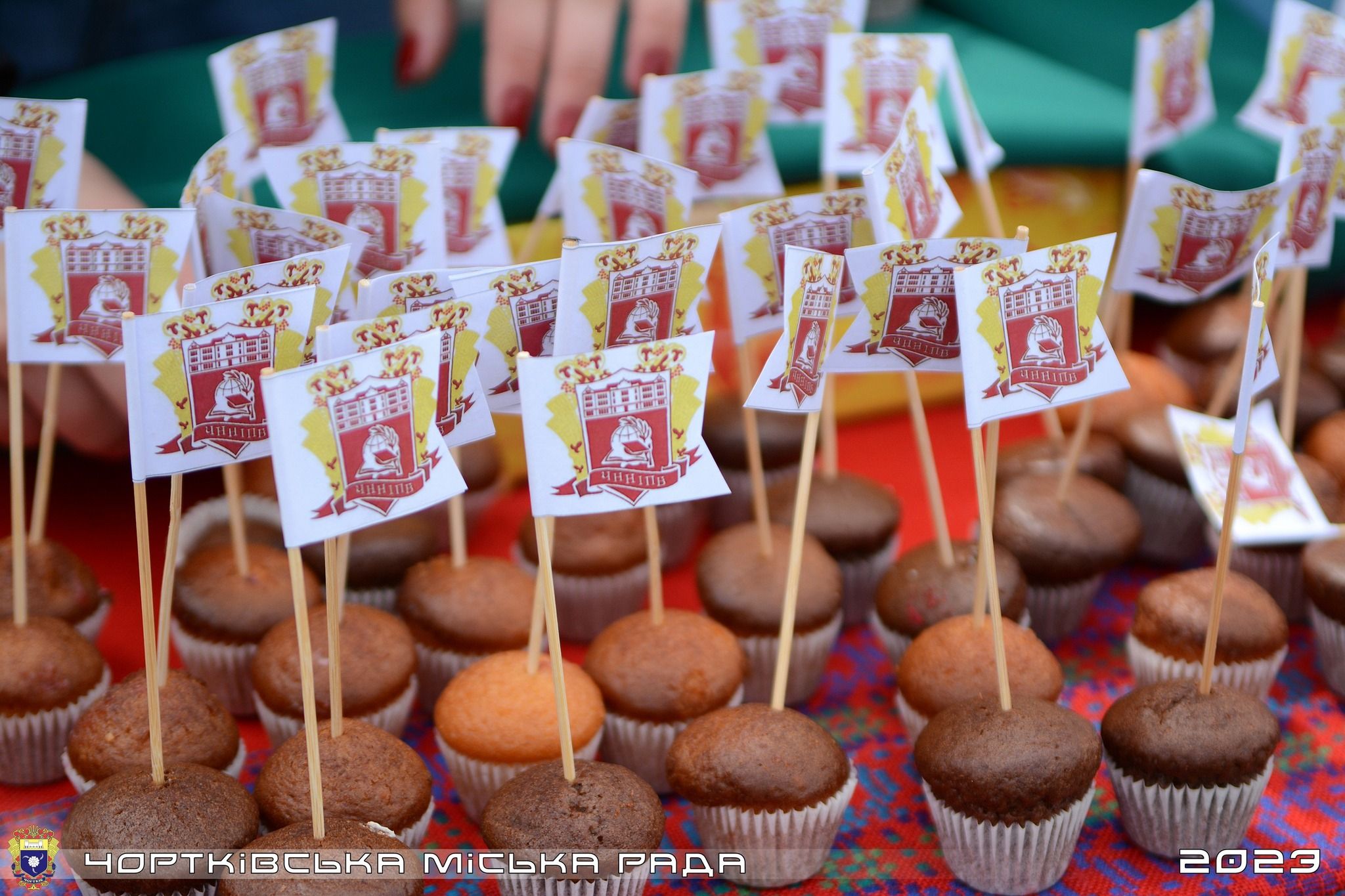 Новини Тернополя - фото з Майже 77 тисяч гривень для ЗСУ зібрали у Чорткові на благодійному ярмарку в День вишиванки