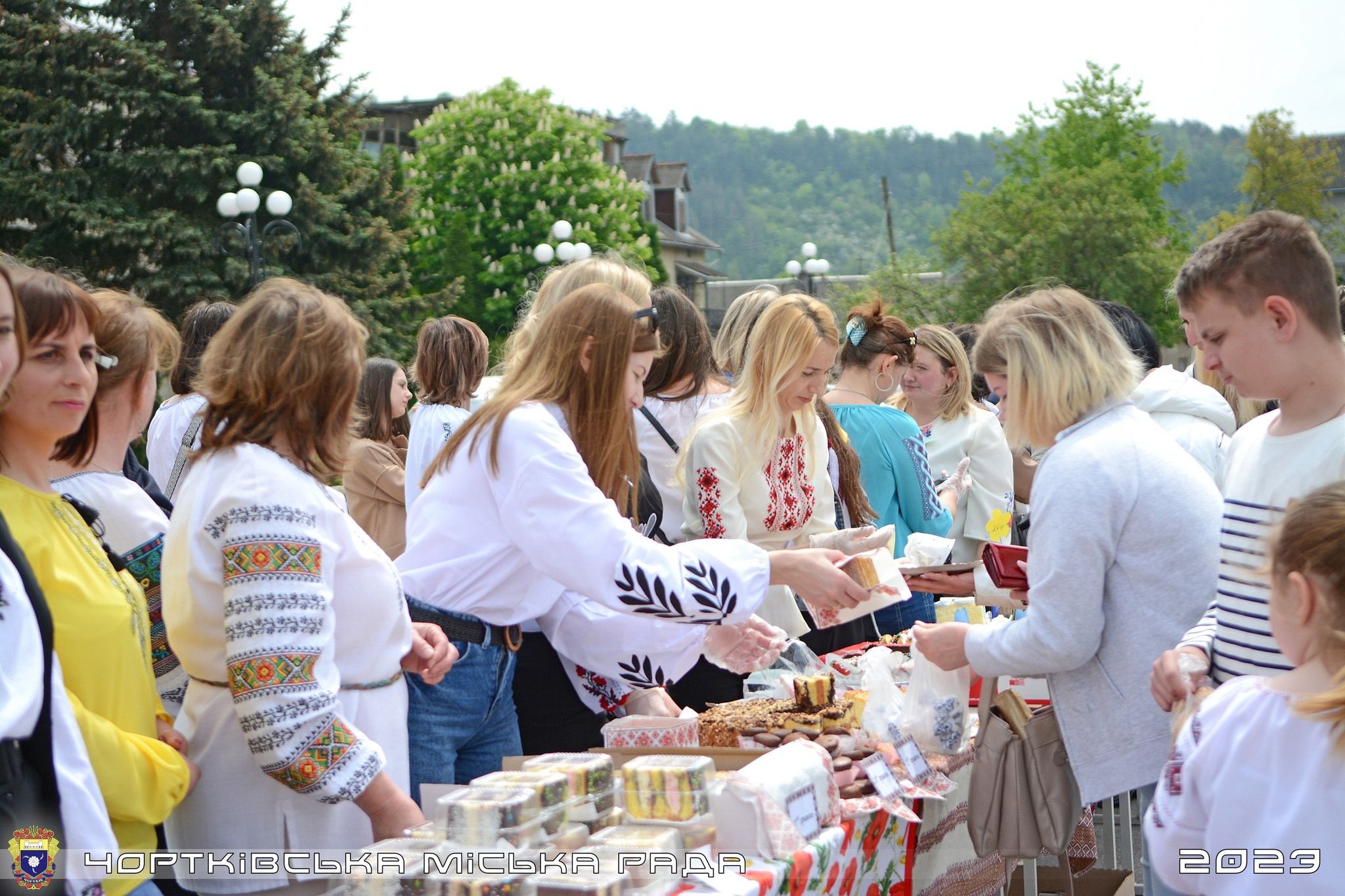 Новини Тернополя - фото з Майже 77 тисяч гривень для ЗСУ зібрали у Чорткові на благодійному ярмарку в День вишиванки