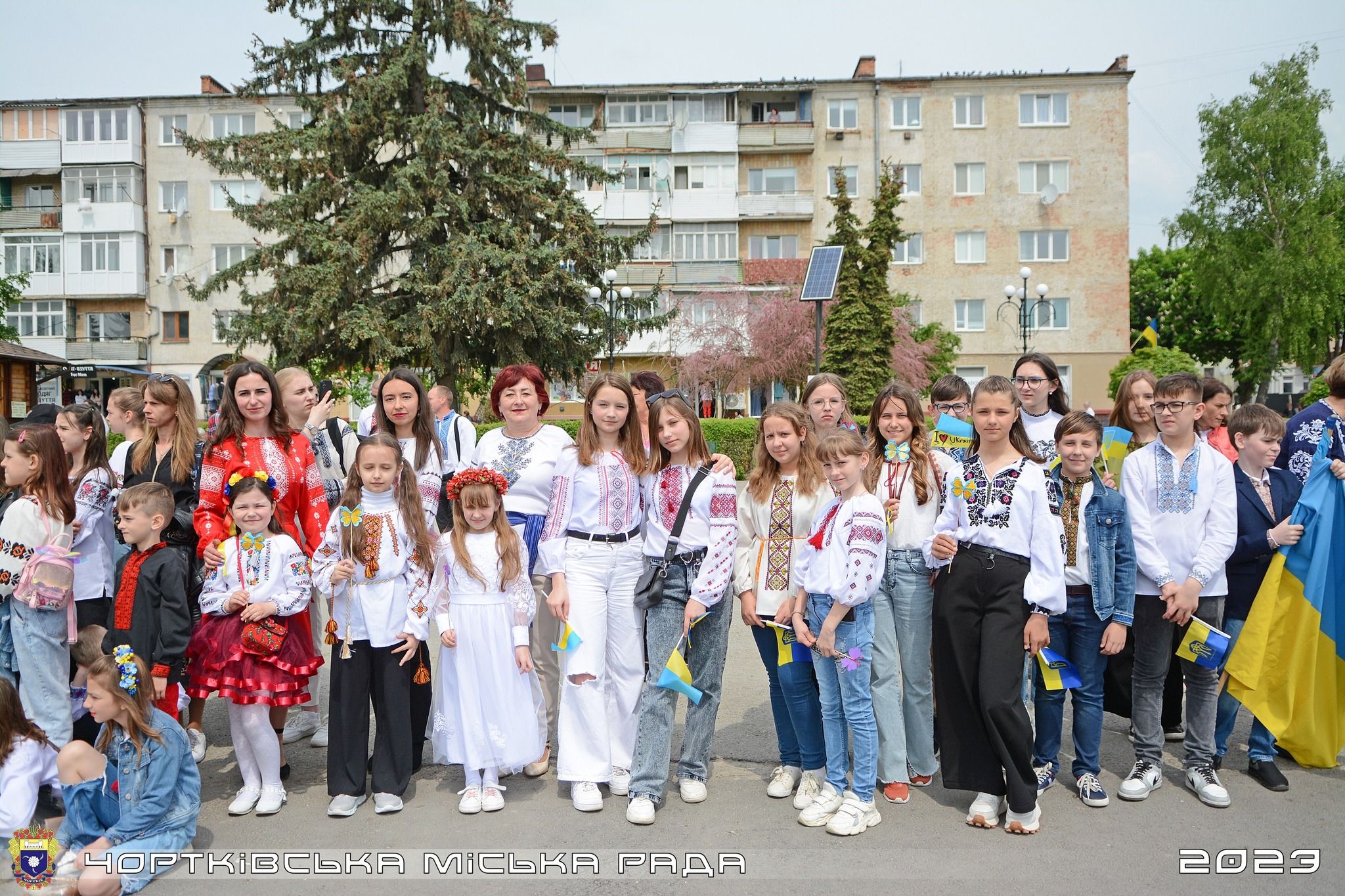 Новини Тернополя - фото з Майже 77 тисяч гривень для ЗСУ зібрали у Чорткові на благодійному ярмарку в День вишиванки