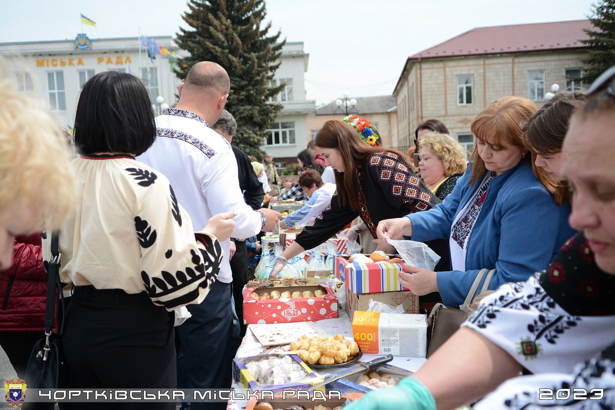 Новини Тернополя - фото з Майже 77 тисяч гривень для ЗСУ зібрали у Чорткові на благодійному ярмарку в День вишиванки