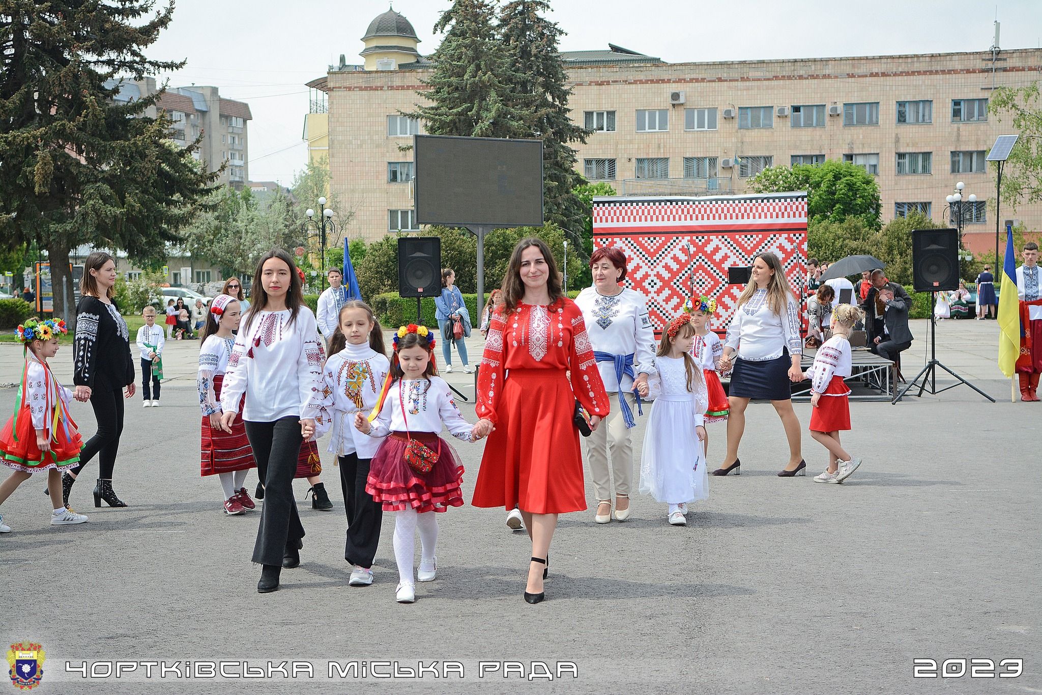 Новини Тернополя - фото з Майже 77 тисяч гривень для ЗСУ зібрали у Чорткові на благодійному ярмарку в День вишиванки