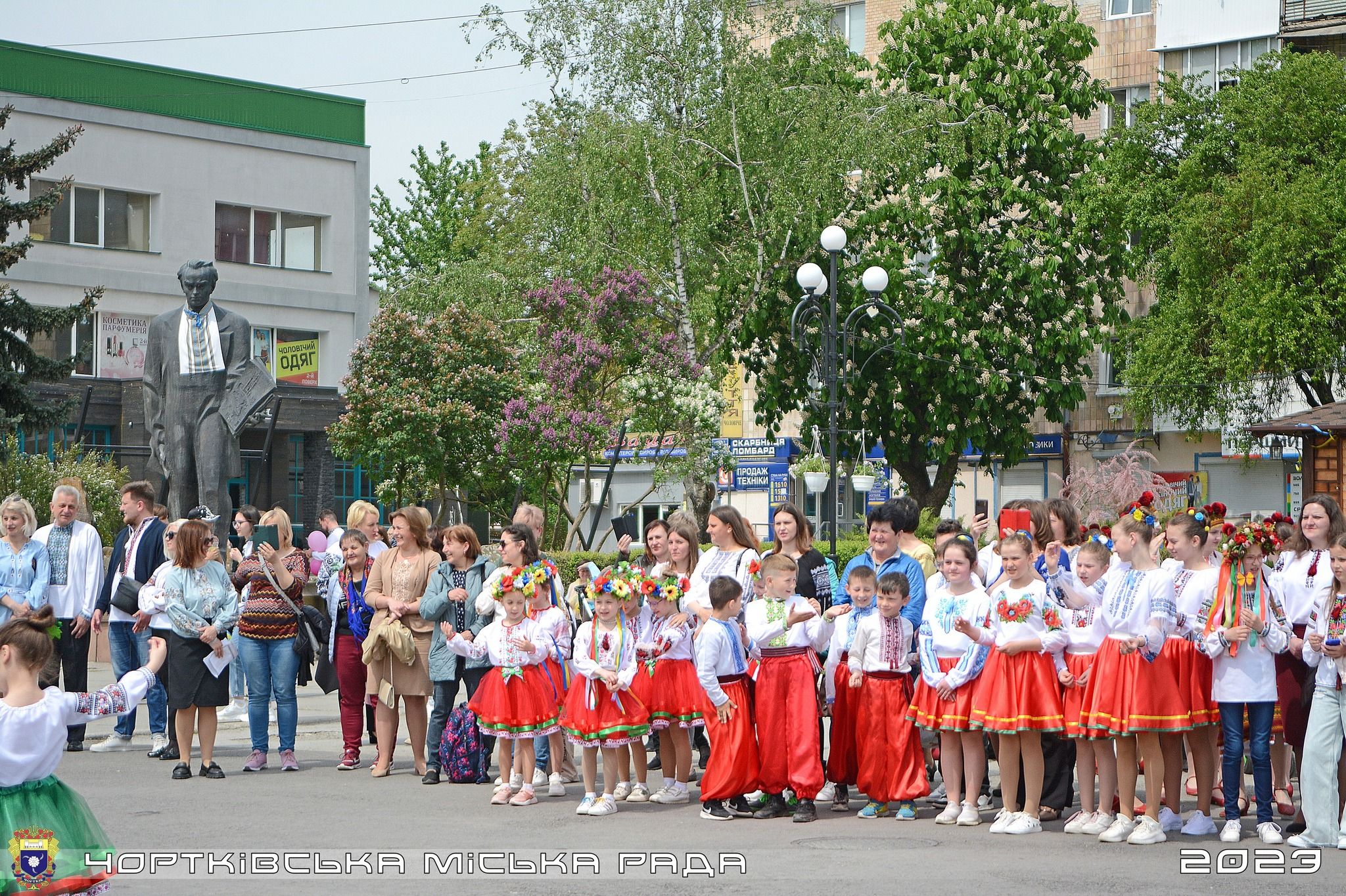 Новини Тернополя - фото з Майже 77 тисяч гривень для ЗСУ зібрали у Чорткові на благодійному ярмарку в День вишиванки