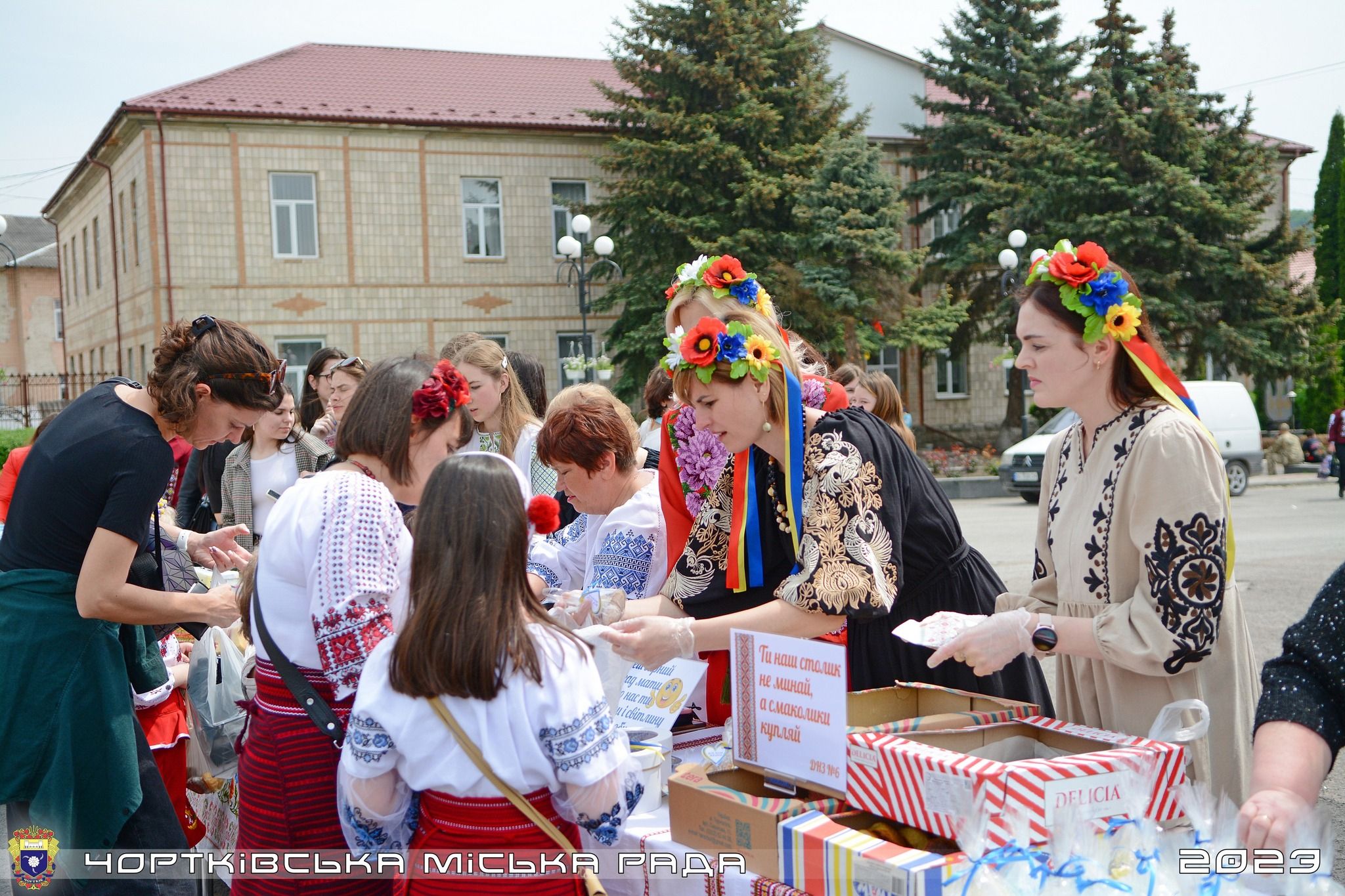 Новини Тернополя - фото з Майже 77 тисяч гривень для ЗСУ зібрали у Чорткові на благодійному ярмарку в День вишиванки