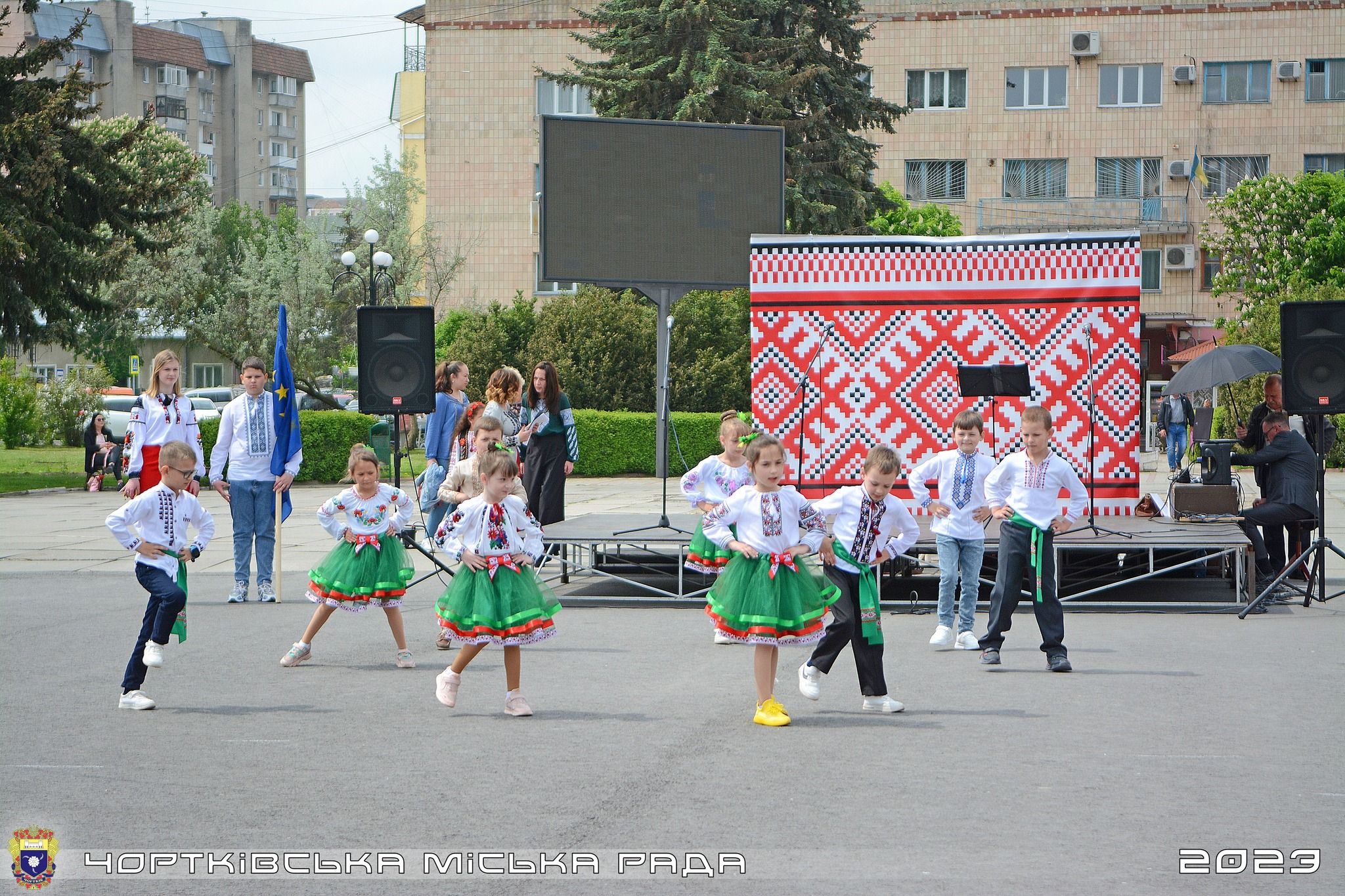 Новини Тернополя - фото з Майже 77 тисяч гривень для ЗСУ зібрали у Чорткові на благодійному ярмарку в День вишиванки