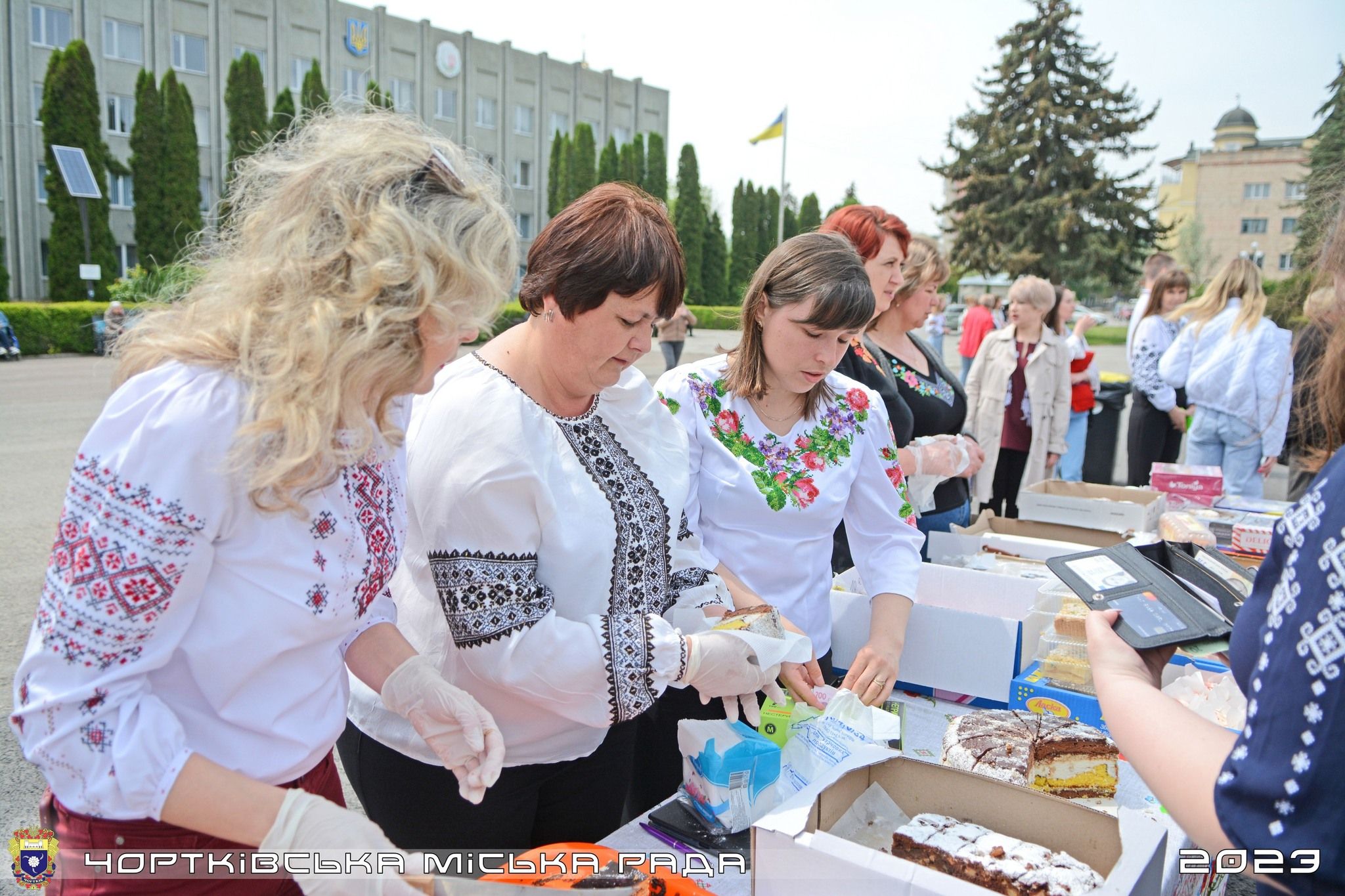 Новини Тернополя - фото з Майже 77 тисяч гривень для ЗСУ зібрали у Чорткові на благодійному ярмарку в День вишиванки