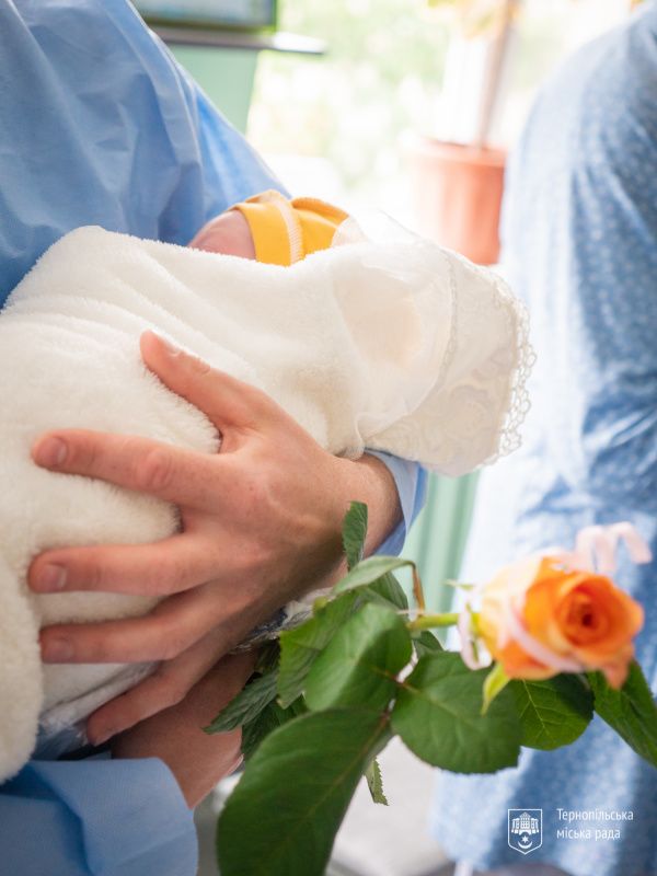 Новини Тернополя - фото з «Народжені у вишиванці»: немовлятам в тернопільських пологових подарували вишиванки