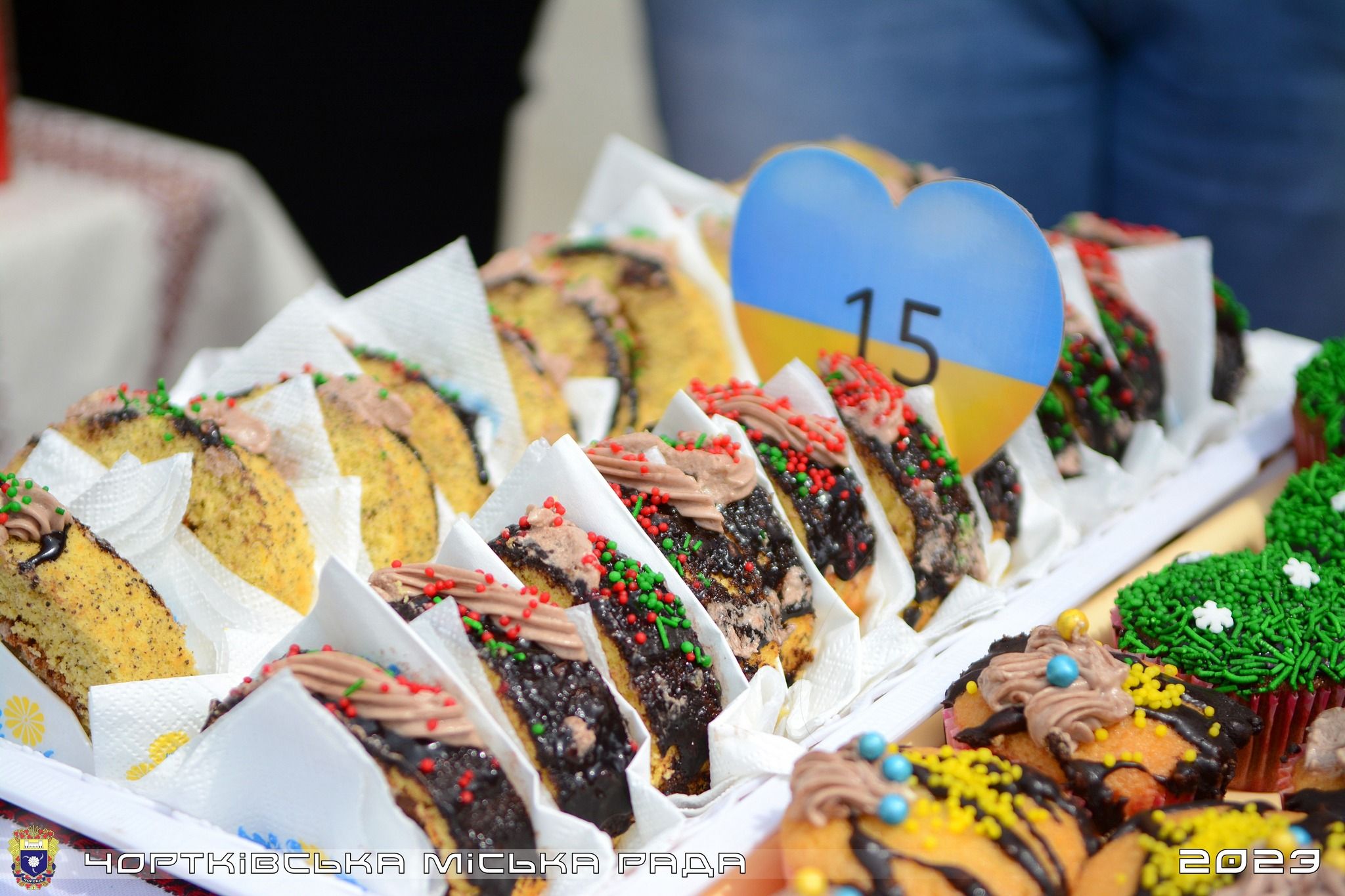 Новини Тернополя - фото з Майже 77 тисяч гривень для ЗСУ зібрали у Чорткові на благодійному ярмарку в День вишиванки