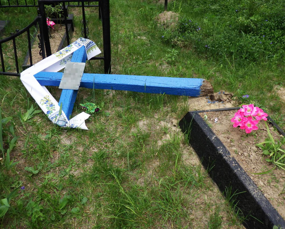 Новини Житомира - фото з Був п’яний: на Овруччині 17-річний хлопець зруйнував понад 40 пам’ятників на кладовищі понад 40 пам’ятників зруйнував 17-річний хлопець на кладовищі в овруцькій громаді: поліція з’ясовує обставини