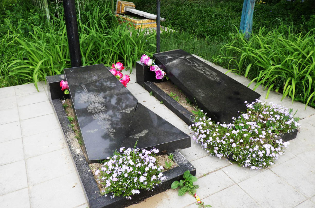 Новини Житомира - фото з Був п’яний: на Овруччині 17-річний хлопець зруйнував понад 40 пам’ятників на кладовищі понад 40 пам’ятників зруйнував 17-річний хлопець на кладовищі в овруцькій громаді: поліція з’ясовує обставини