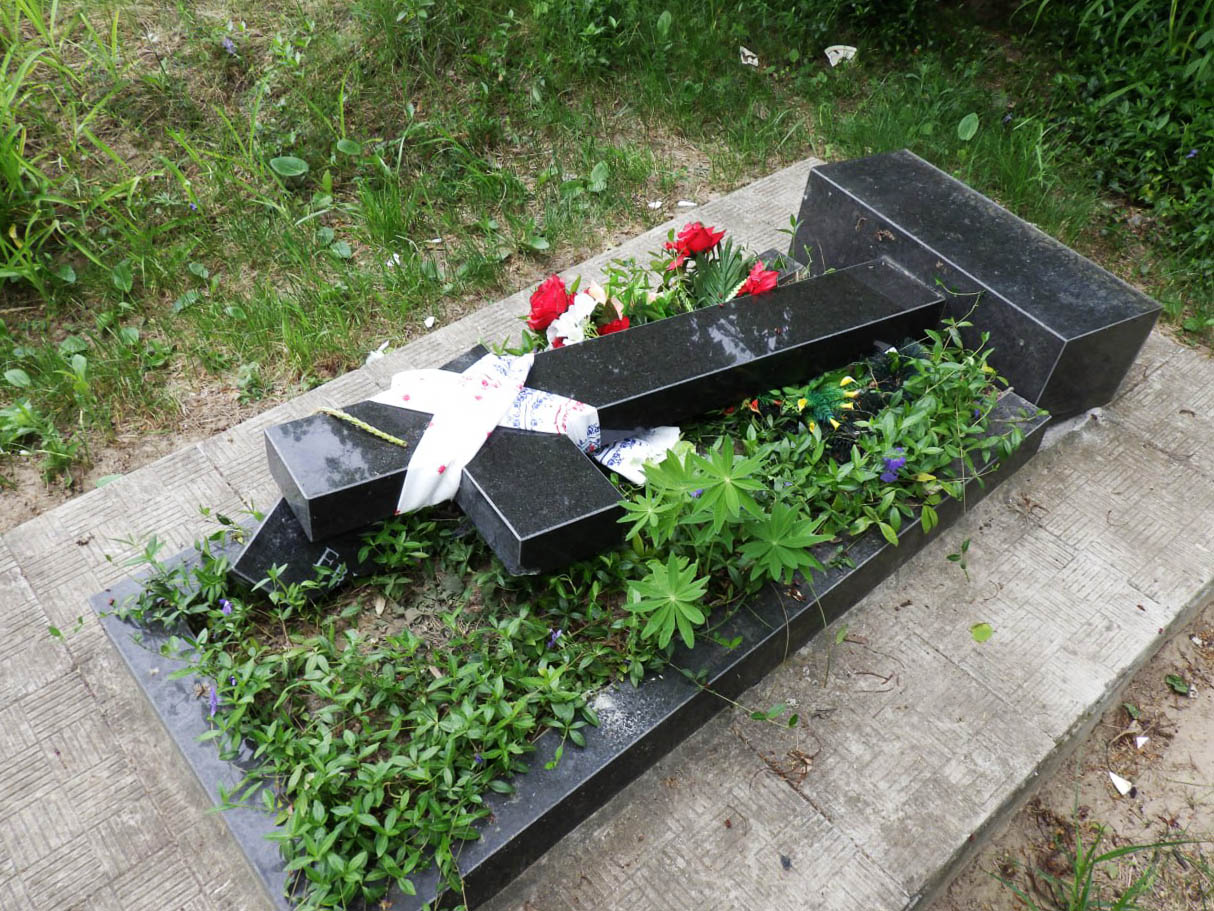 Новини Житомира - фото з Був п’яний: на Овруччині 17-річний хлопець зруйнував понад 40 пам’ятників на кладовищі понад 40 пам’ятників зруйнував 17-річний хлопець на кладовищі в овруцькій громаді: поліція з’ясовує обставини