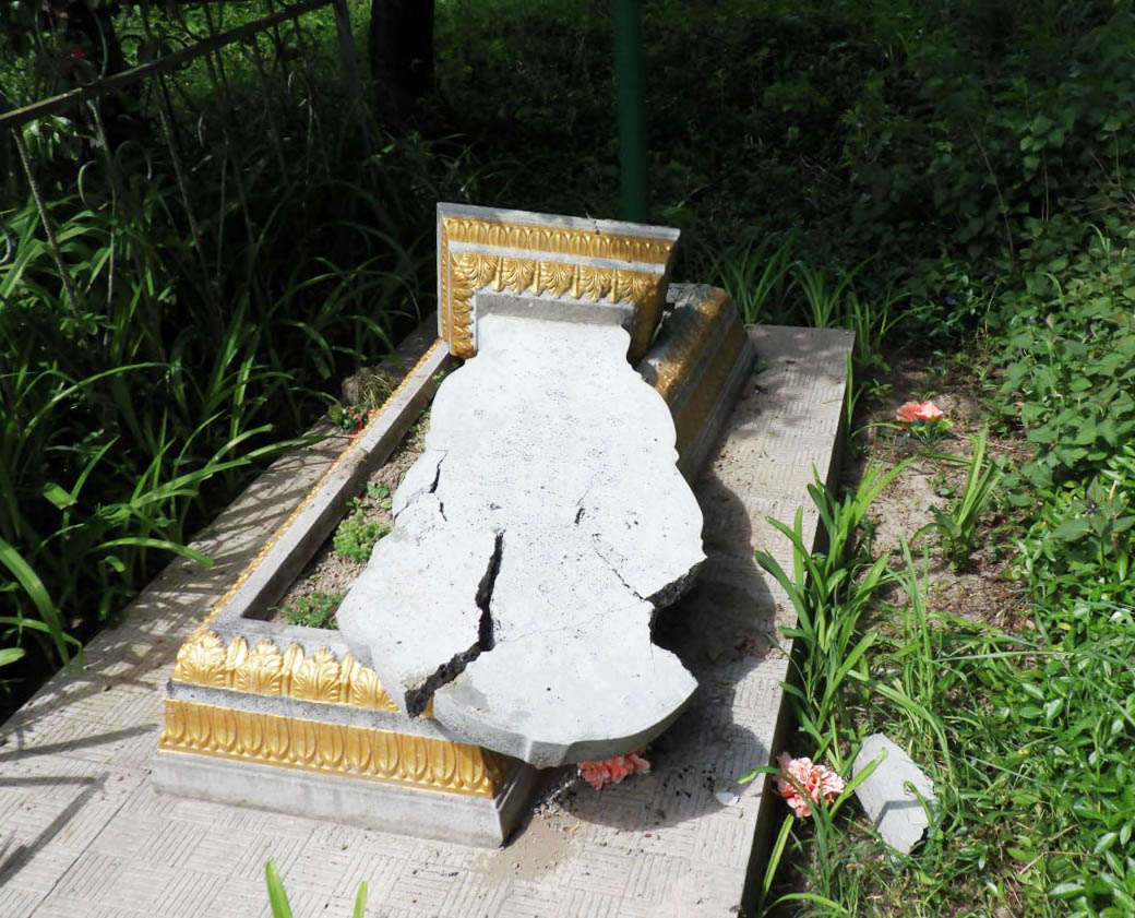 Новини Житомира - фото з Був п’яний: на Овруччині 17-річний хлопець зруйнував понад 40 пам’ятників на кладовищі понад 40 пам’ятників зруйнував 17-річний хлопець на кладовищі в овруцькій громаді: поліція з’ясовує обставини