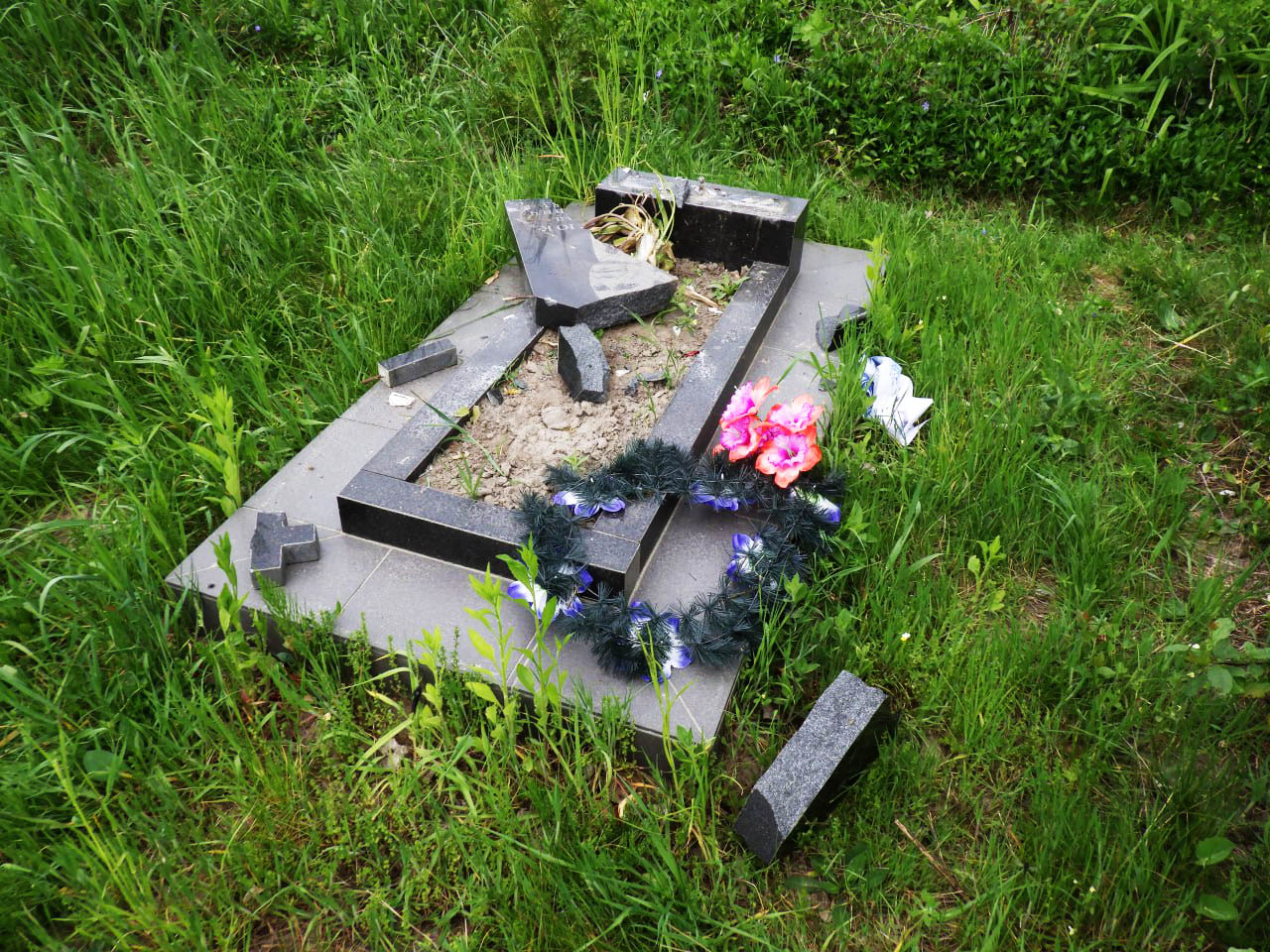 Новини Житомира - фото з Був п’яний: на Овруччині 17-річний хлопець зруйнував понад 40 пам’ятників на кладовищі понад 40 пам’ятників зруйнував 17-річний хлопець на кладовищі в овруцькій громаді: поліція з’ясовує обставини