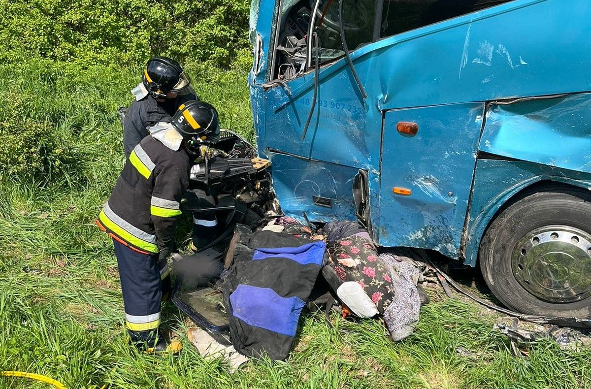 Новини Тернополя - фото з ДТП на Тернопільщині: легковик «зім’яло» під автобусом, загинули люди (ОНОВЛЕНО)