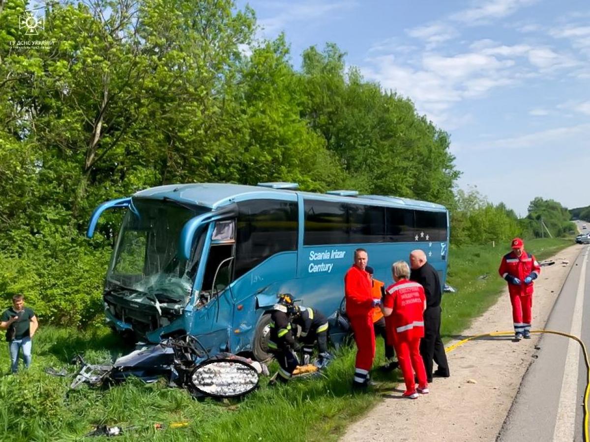 Новини Тернополя - фото з ДТП на Тернопільщині: легковик «зім’яло» під автобусом, загинули люди (ОНОВЛЕНО)