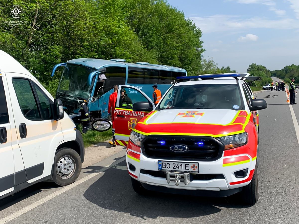 Новини Тернополя - фото з ДТП на Тернопільщині: легковик «зім’яло» під автобусом, загинули люди (ОНОВЛЕНО)