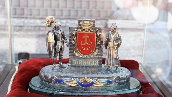 Новини Вінниці - фото з 30 років тому затвердили герб і прапор Вінниці. Що означає символіка?