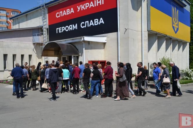 Новини Хмельницького - фото з “Мамо, хто ж тебе захистить?”. Хмельницький прощався з 32-річним солдатом Олександром Сірим