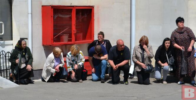 Новини Хмельницького - фото з “Мамо, хто ж тебе захистить?”. Хмельницький прощався з 32-річним солдатом Олександром Сірим