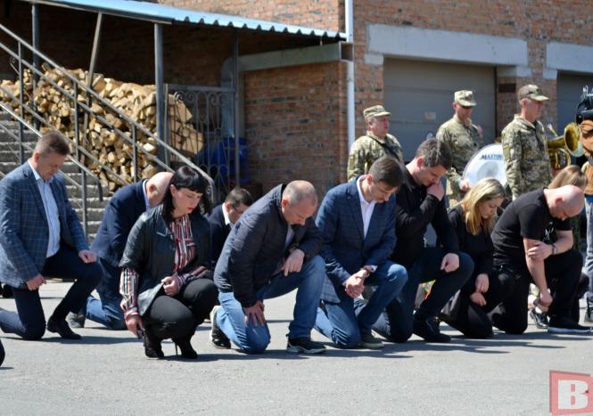 Новини Хмельницького - фото з “Мамо, хто ж тебе захистить?”. Хмельницький прощався з 32-річним солдатом Олександром Сірим