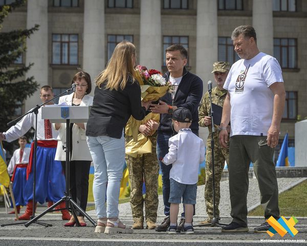 Новини Житомира - фото з Сім’ям чотирьох полеглих героїв було вручено ордени «За мужність» ІІІ ступеня