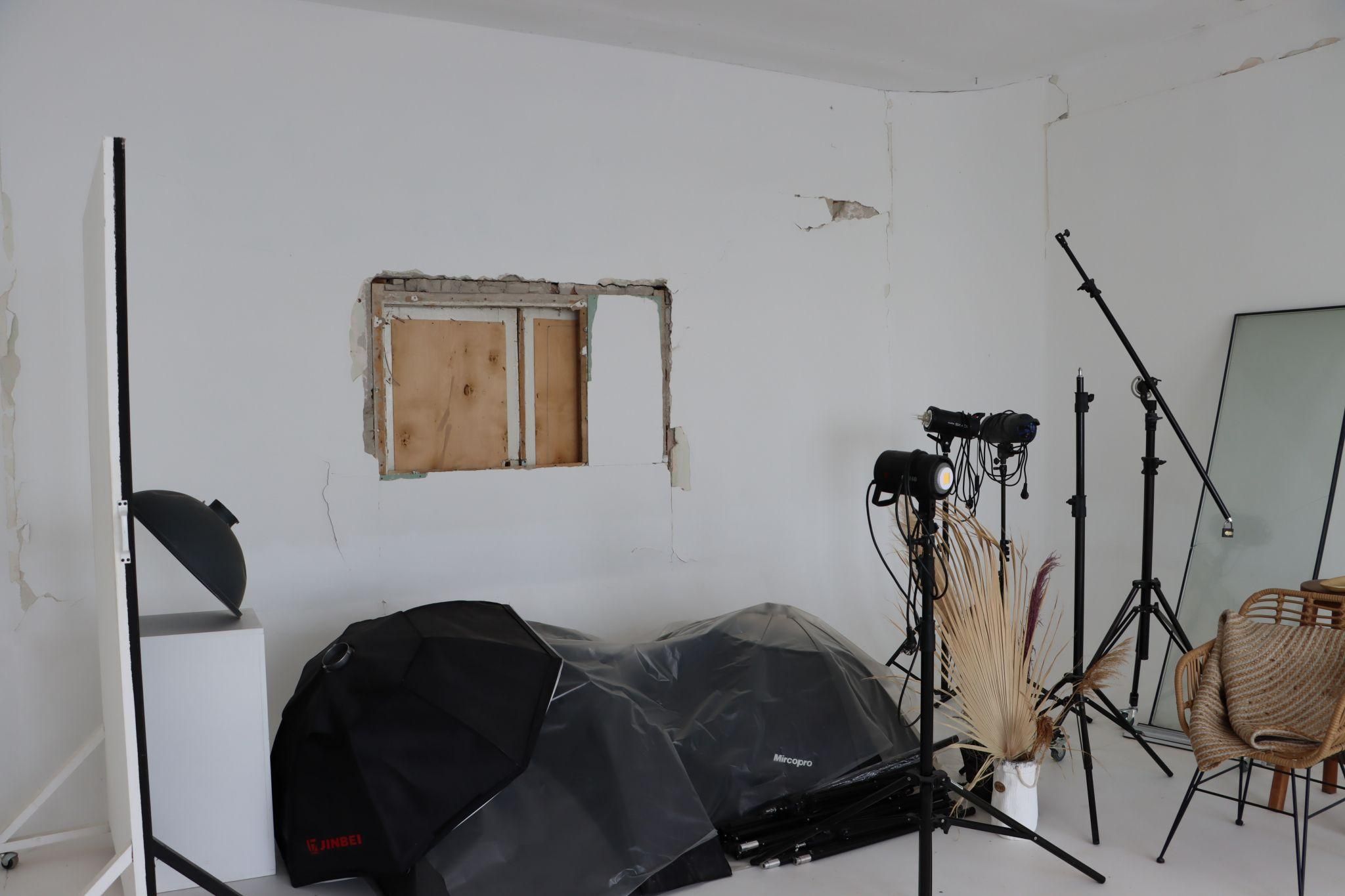 Новини Тернополя - фото з Творить красу на руїнах: як власниця відбудовує понівечену від обстрілу фотостудію і відновлює роботу