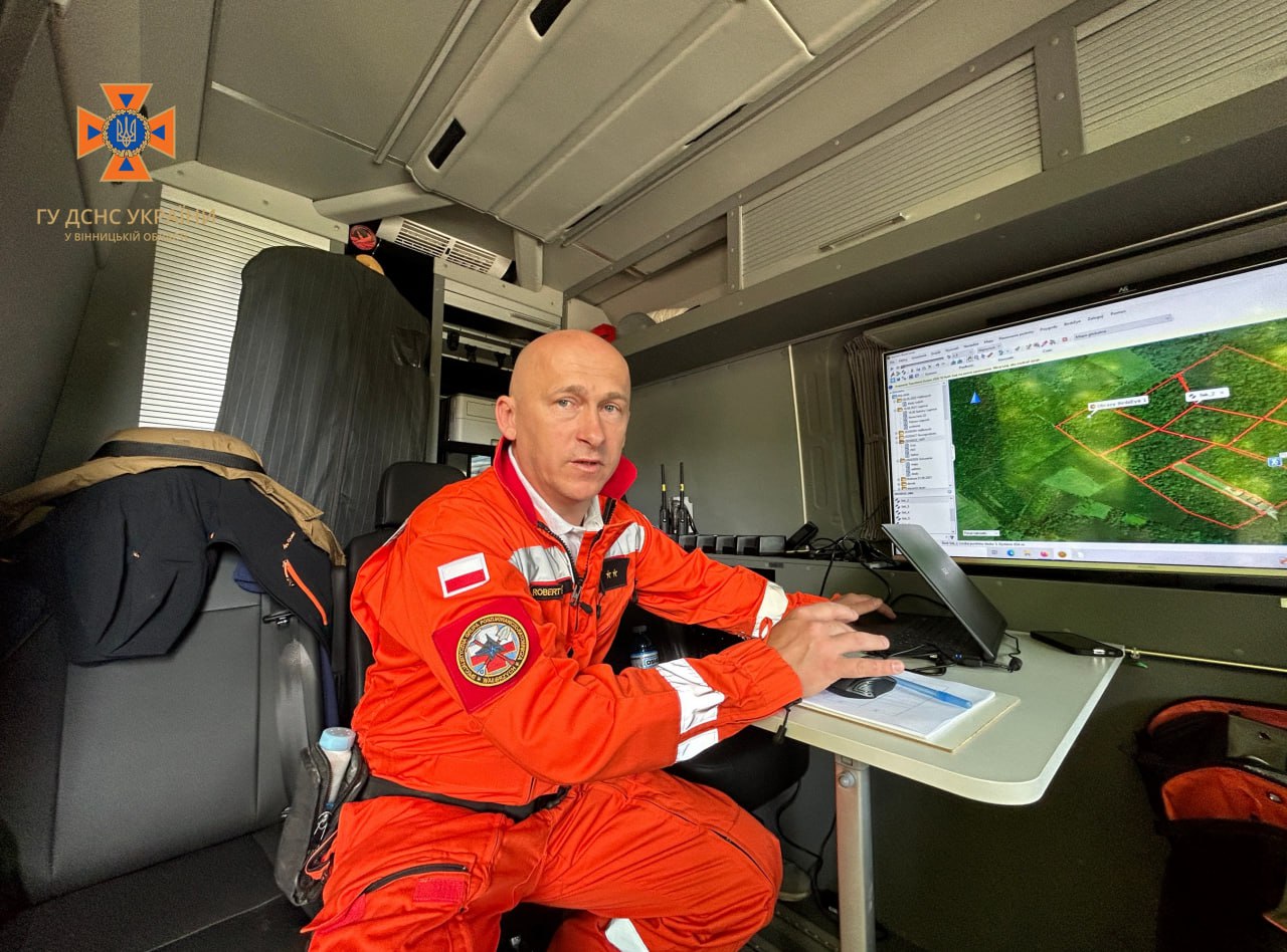 Новини Вінниці - фото з Польський ретривер Чіл шукав людину, яка заблукала: відео зі спільних навчань кінологів На зображенні може бути: 1 особа та текст