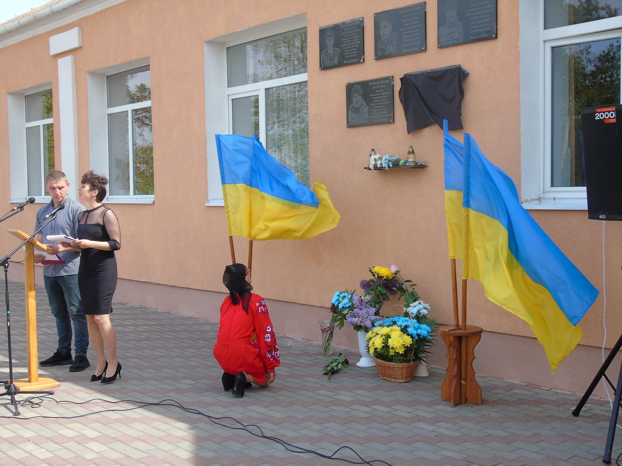 Новини Хмельницького - фото з П’ять меморіальних дошок на фасаді однієї школи: на Шепетівщині вшанували пам’ять загиблих воїнів