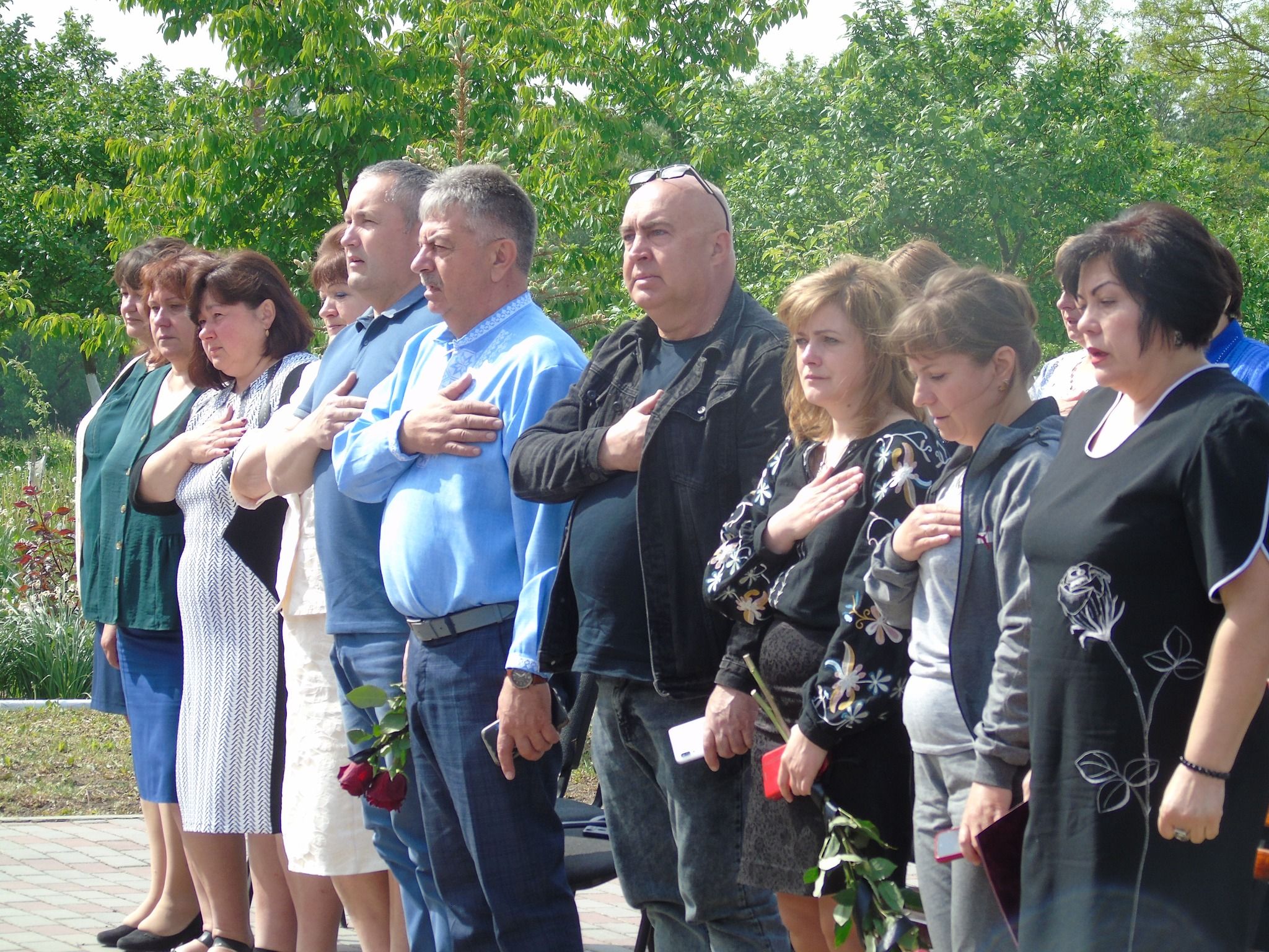 Новини Хмельницького - фото з П’ять меморіальних дошок на фасаді однієї школи: на Шепетівщині вшанували пам’ять загиблих воїнів