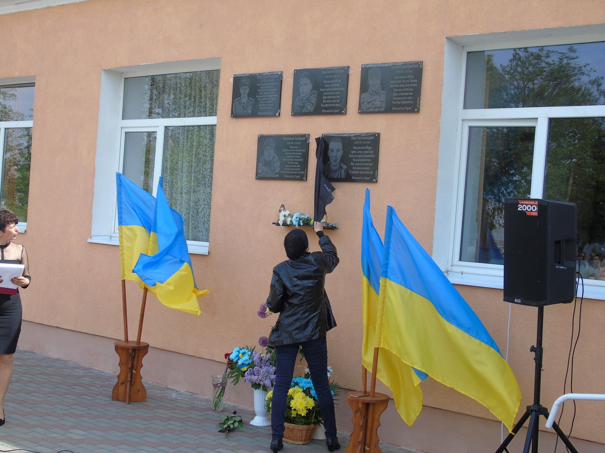 Новини Хмельницького - фото з П’ять меморіальних дошок на фасаді однієї школи: на Шепетівщині вшанували пам’ять загиблих воїнів