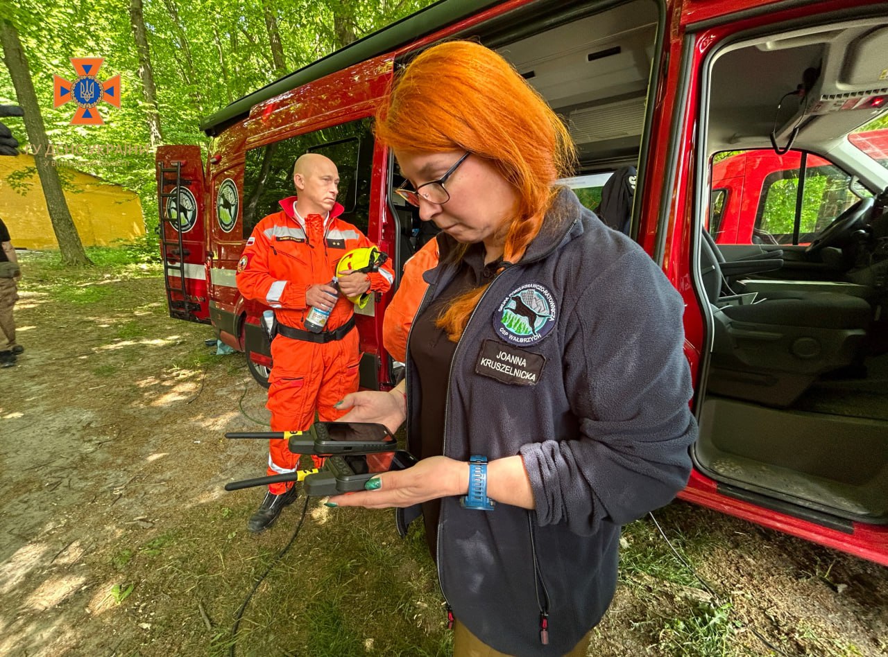 Новини Вінниці - фото з Польський ретривер Чіл шукав людину, яка заблукала: відео зі спільних навчань кінологів На зображенні може бути: 3 людини, швидка допомога та текст