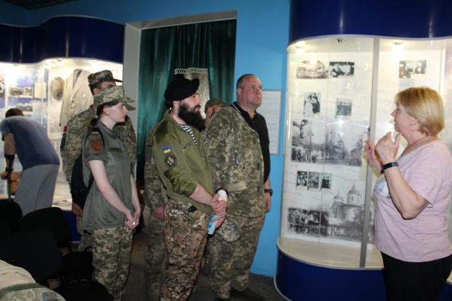Новини Житомира - фото з Захисники, які нині лікуються у Житомирському шпиталі, долучилися до промотуру з історії міста та отримали горнятка з побажаннями