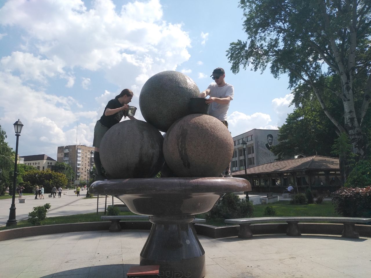 Новини Житомира - фото з Пам’ятник морозиву в Житомирі перетворять на футбольний м’яч?