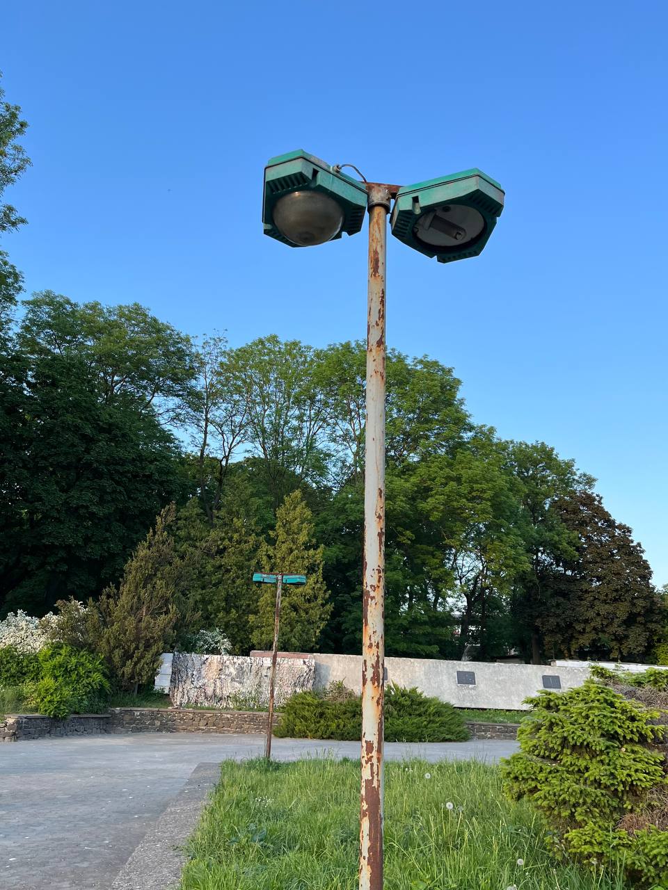 Новини Тернополя - фото з Лавки у фекаліях, полущені тротуари та розбиті ліхтарі: як виглядає Старий парк у Тернополі