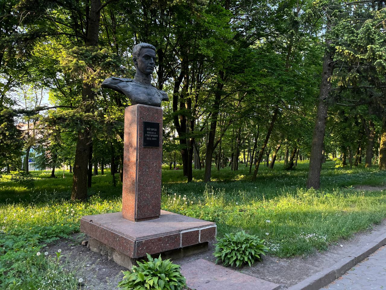 Новини Тернополя - фото з Лавки у фекаліях, полущені тротуари та розбиті ліхтарі: як виглядає Старий парк у Тернополі