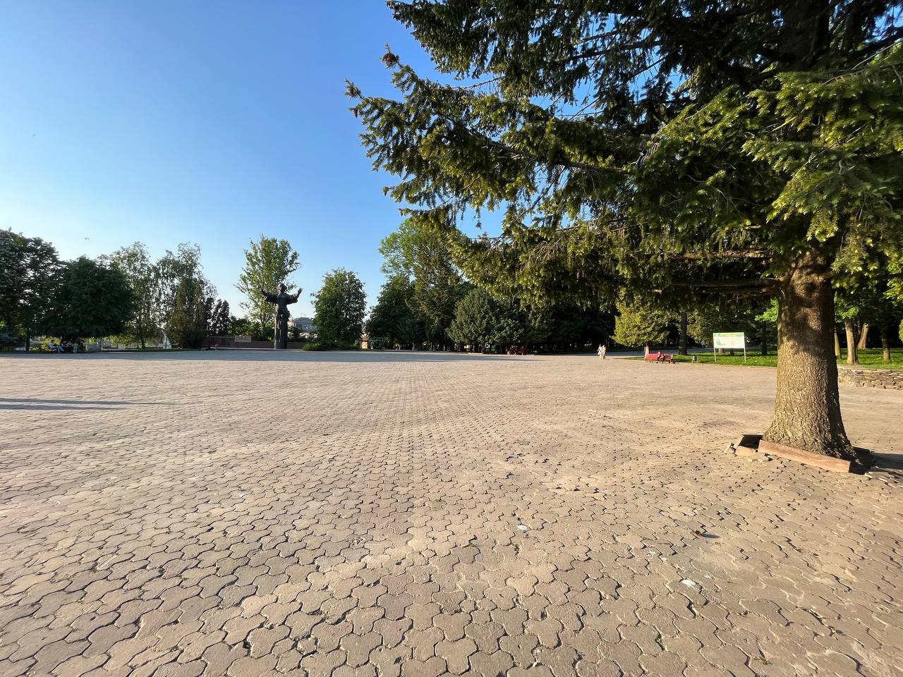 Новини Тернополя - фото з Лавки у фекаліях, полущені тротуари та розбиті ліхтарі: як виглядає Старий парк у Тернополі