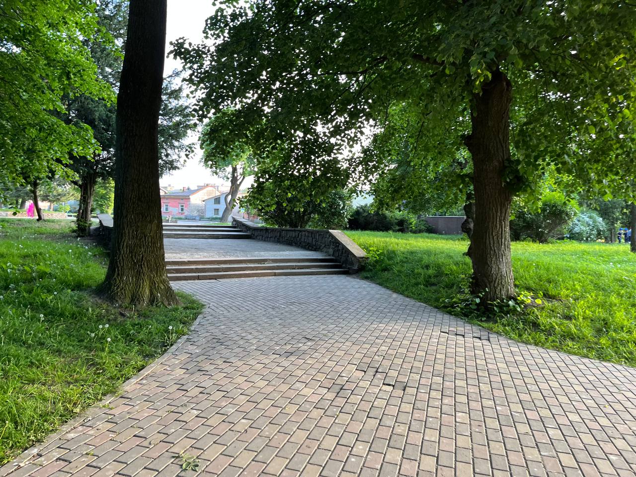 Новини Тернополя - фото з Лавки у фекаліях, полущені тротуари та розбиті ліхтарі: як виглядає Старий парк у Тернополі