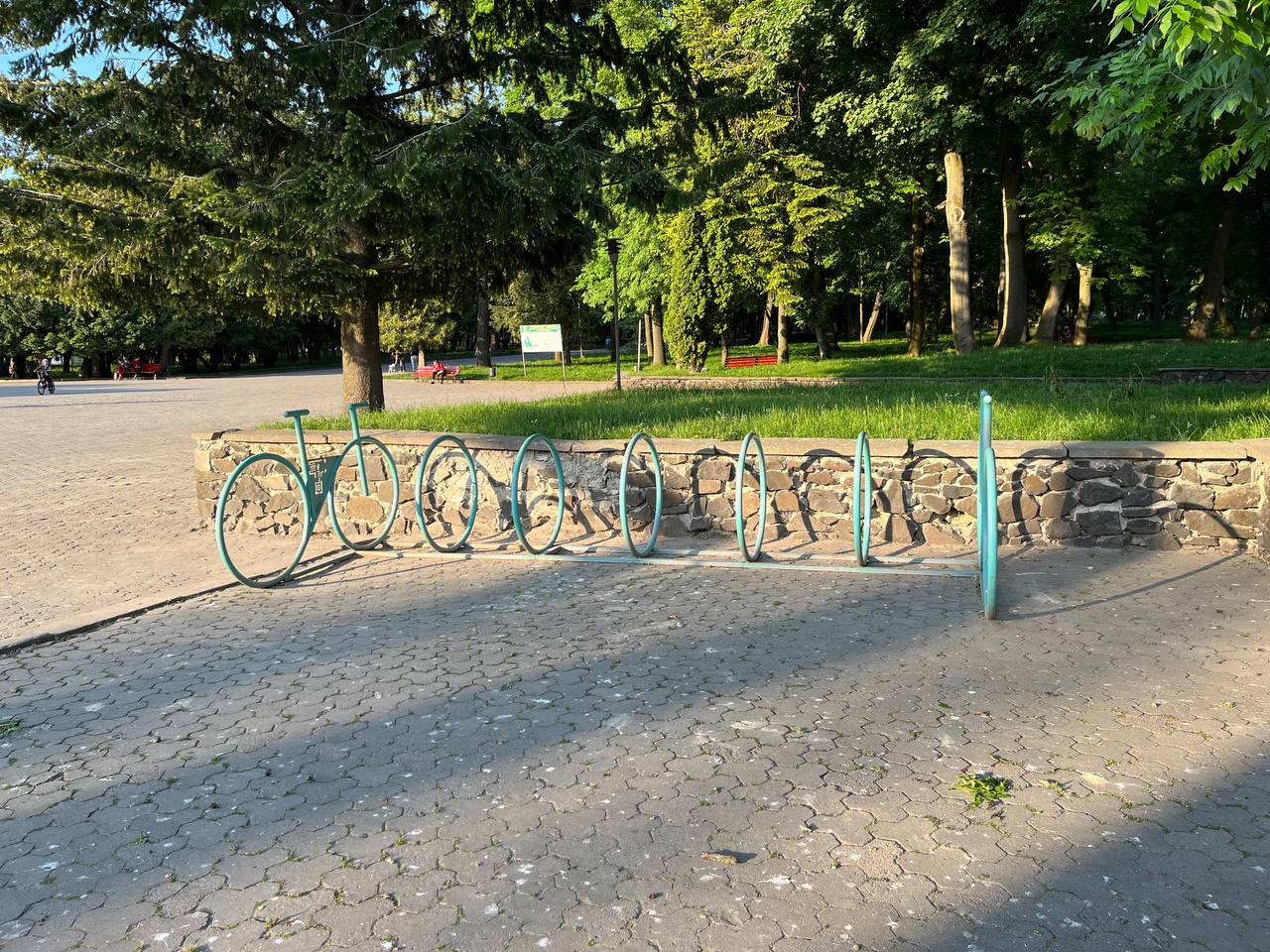 Новини Тернополя - фото з Лавки у фекаліях, полущені тротуари та розбиті ліхтарі: як виглядає Старий парк у Тернополі