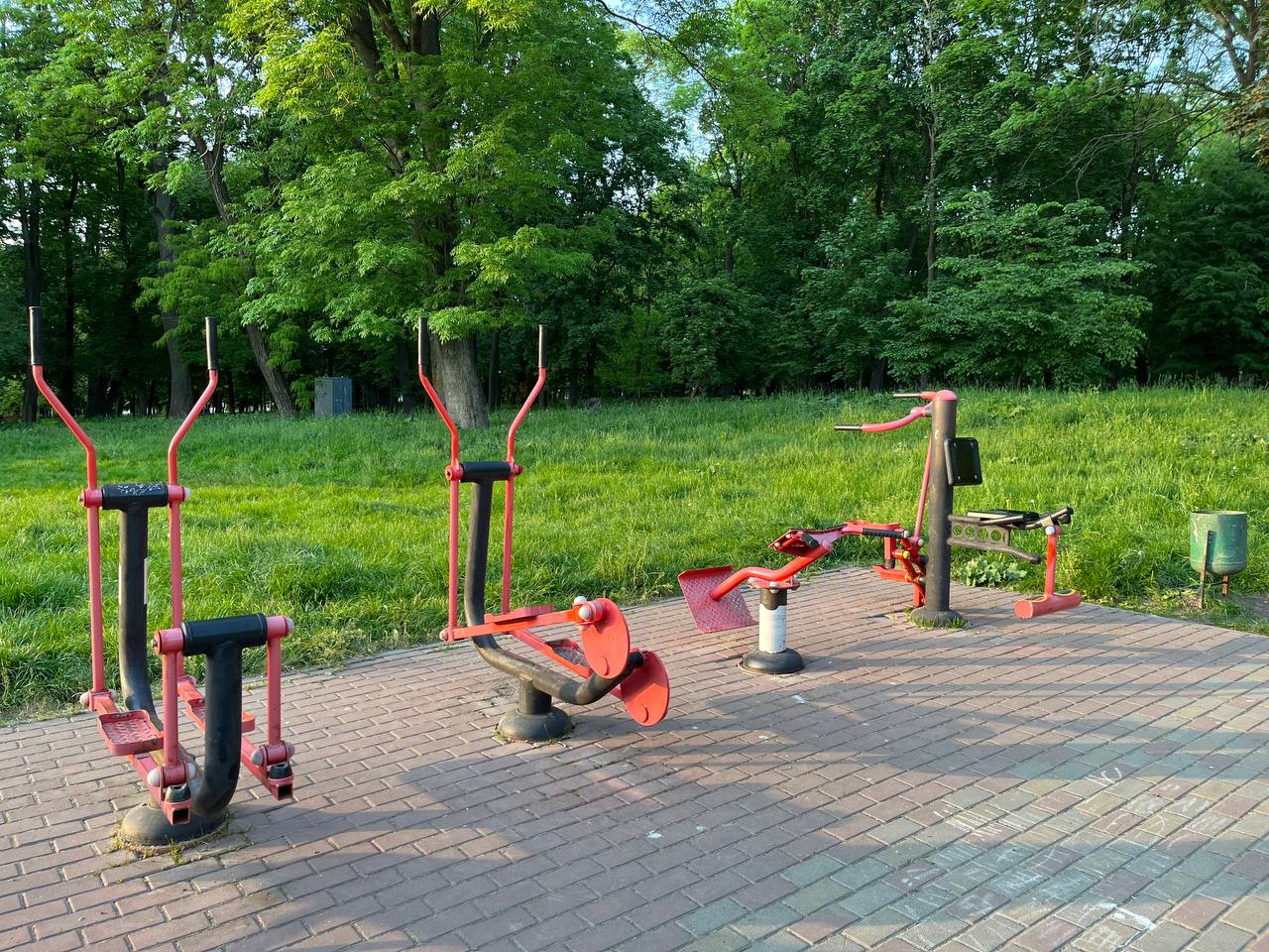 Новини Тернополя - фото з Лавки у фекаліях, полущені тротуари та розбиті ліхтарі: як виглядає Старий парк у Тернополі