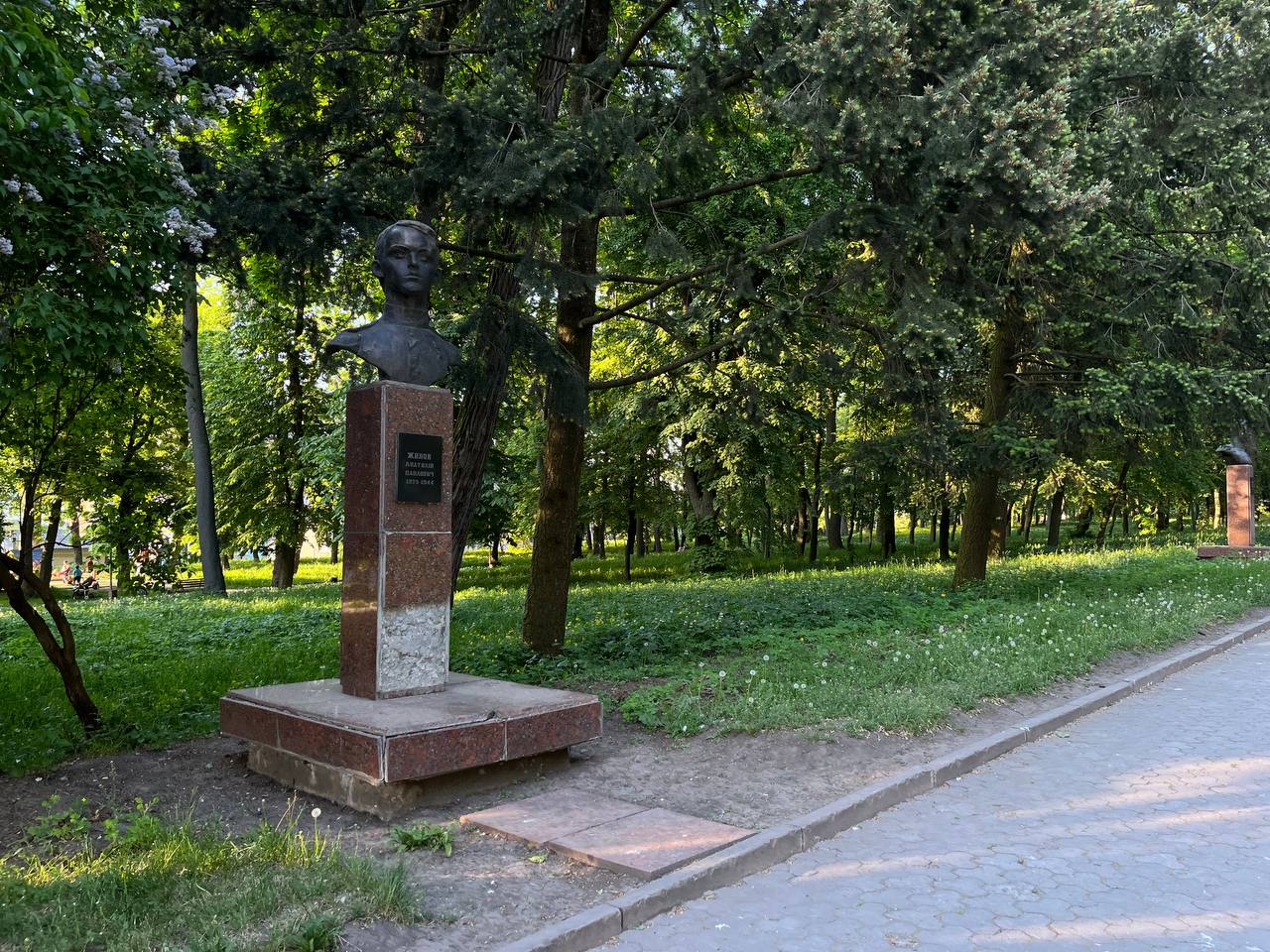 Новини Тернополя - фото з Лавки у фекаліях, полущені тротуари та розбиті ліхтарі: як виглядає Старий парк у Тернополі